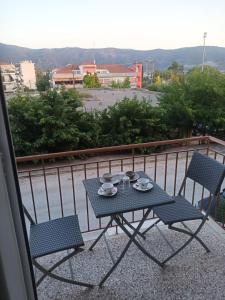 a table and chairs on a balcony with a view at Proche CENTRE VILLE - BALCON - VUE - Calme in Igoumenitsa