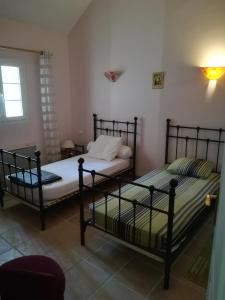 two beds sitting next to each other in a room at Domaine de Beaudon Les Coucous in Augerville-la-Rivière