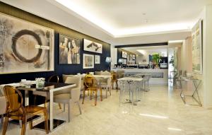 ein Esszimmer mit Tischen und Stühlen sowie ein Restaurant in der Unterkunft Hotel White Lisboa in Lissabon