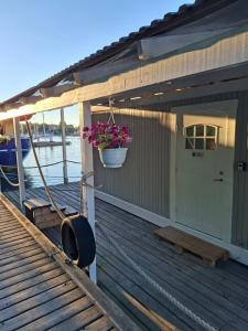 ein Haus mit einem Blumentopf auf der Terrasse in der Unterkunft Green husbåt in Södertälje