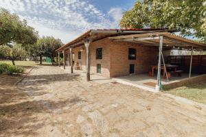a brick building with a picnic table in front of it at Quinta Verde Esperança in Vila Nova de Gaia