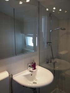 Ένα μπάνιο στο Perla Vacation Home