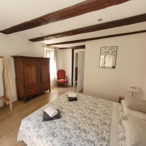 a bedroom with a bed with two towels on it at Le FENUA in Colmar