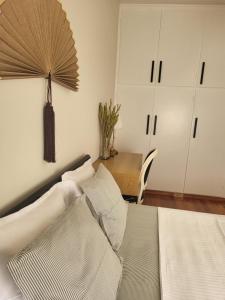 ein Schlafzimmer mit einem Bett und einem Tisch mit einem Ventilator in der Unterkunft Centro casa in Arta