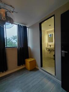 a bathroom with a large mirror and a sink at URBAN suites in Lima