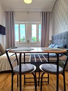 a living room with a table and two chairs at Kameralny Apartament w Centrum in Szczytno