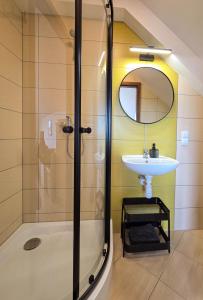 a bathroom with a shower and a sink at Noclegi Rezydent Polańczyk - pokoje z widokiem na Jezioro Solińskie in Polańczyk +56 photos