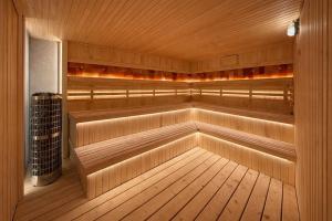 a sauna with aventificialificialificialificialificialificialificialificialificialificial at Vila Ursul Negru in Sovata