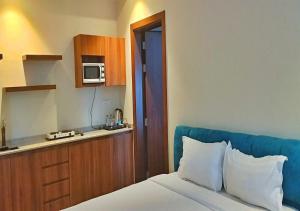 a hotel room with a bed and a microwave at المهاجر للشقق المخدومة بالكورنيش in Jeddah