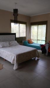 um quarto com 2 camas e 2 janelas em Casa Las Moras em La Rioja