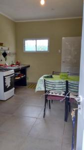 ein Wohnzimmer mit einem Tisch und einer Küche in der Unterkunft Casa Las Moras in La Rioja
