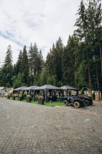 a jeep parked in front of a group of umbrellas at NACHIKU Bukovel Resort & SPA in Palyanytsya