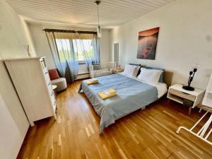a bedroom with a large bed in a room at Villa Lake View in Grandvaux