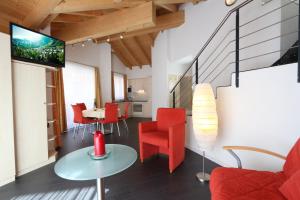 A seating area at Appartements Feehof