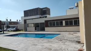 a swimming pool in front of a building at Alojamiento el Toro in Gómez