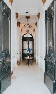 a hallway with a table with flowers in it at Paulus41 in Antwerp