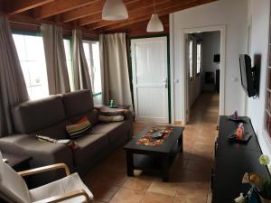 a living room with a couch and a coffee table at Casa el Durazno in Lodero