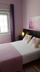 a bedroom with a bed with two pillows and a window at Casa el Durazno in Lodero