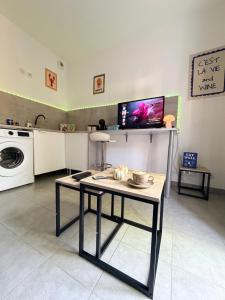 a living room with a table with a tv on it at Côté green in Juvignac