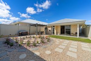 a house with a garden in the yard at Drift at Shorehaven Coast in Alkimos