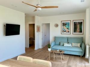 a living room with a blue couch and a table at Quinta del Mar suites - Costa Quebrada in Soto de la Marina