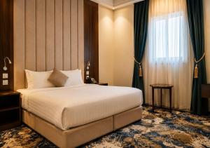 a hotel room with a bed and a window at المهاجر للشقق المخدومة بالكورنيش in Jeddah