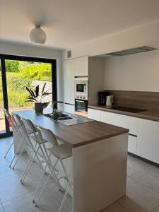 eine Küche mit Kücheninsel und Arbeitsplatte in der Unterkunft Vakantiewoning Bisonder in Bilzen