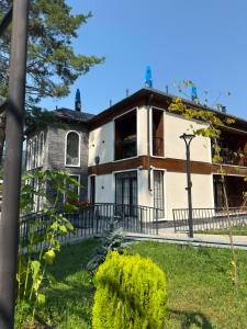 an old house with a fence in front of it at G&G დასასვენებელი სახლი in Tsaghveri