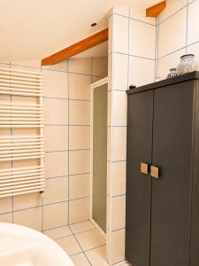 a bathroom with blue and white tiled walls at Villa Harmonie in Monteton