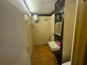 Gallery image of Sonawala Grand - Near Kaal Bhairav temple #Lift #Dining & restaurant in Varanasi