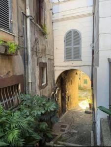 an alley in an old building with an archway at Alloggio turistico Brancaleone in Genazzano