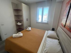 a bedroom with a bed with two towels on it at Casa Alessandra in Cassibile