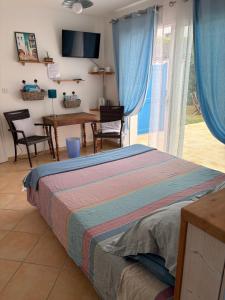 a bedroom with a bed and a table and chairs at Chambre d'hôtes les Galets Bleus in La Rochelle