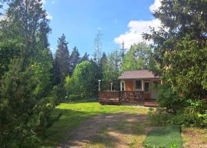 a small cabin in the middle of a yard at Axelin talo in Iitti