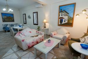 a living room with a couch and a table at Villa Lito in Litochoro