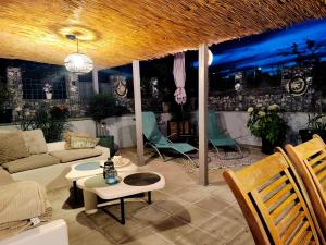 a living room with a couch and a table and chairs at Pierres & prée Cocon de Charme et sa terrasse étoilée in Mettet