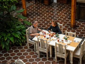 Ein Mann und eine Frau sitzen an einem Tisch in einem Restaurant in der Unterkunft Hotel Boutique Inca Real in Cuenca + 62 Fotos