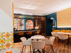 ein Restaurant mit Tischen und Stühlen und einer Bar in der Unterkunft Hotel Boutique Inca Real in Cuenca