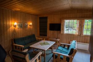 Maristuen Fjellferie في Borgund: غرفة معيشة مع أريكة وطاولة