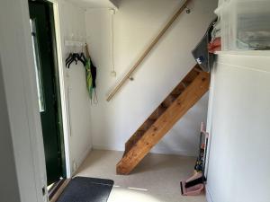 eine Treppe in einem Zimmer mit einer grünen Tür in der Unterkunft Olles in Vessigebro