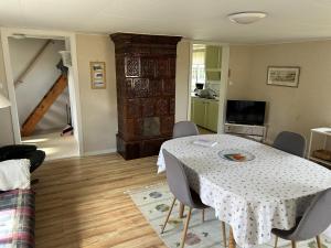 ein Esszimmer mit Tisch und Stühlen in einem Zimmer in der Unterkunft Olles in Vessigebro