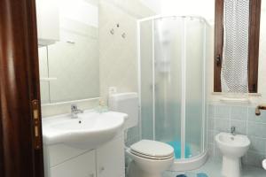 een badkamer met een toilet, een wastafel en een douche bij Carmelina 3 in Marina di Pescoluse