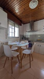 a kitchen with a table and chairs in a room at Casa da Cerca in Cenlle