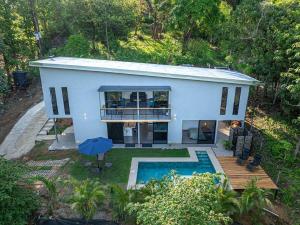 an aerial view of a house with a swimming pool at Z orro Tropical in Arbolito