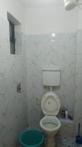 ein Badezimmer mit einer weißen Toilette in einem Zimmer in der Unterkunft Joymak in Narok + 1 Foto