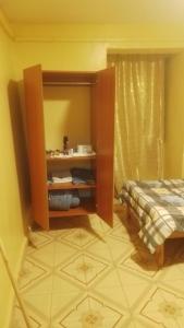 ein Schlafzimmer mit einem Bett und einem gefliesten Boden in der Unterkunft Joymak in Narok