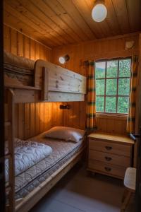 a bedroom with a bunk bed in a cabin at Maristuen Fjellferie in Borgund