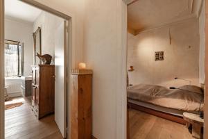 a bedroom with a bed and a mirror at Boutique Hotel Verne Dreams in Ghent