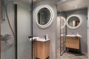 a bathroom with a sink and two mirrors at Cozy Mountain Beito - 18 sengeplasser - bilijard in Beitostøl +48 photos