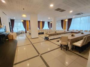 a large banquet hall with tables and chairs at Hotel Nord in Ploieşti